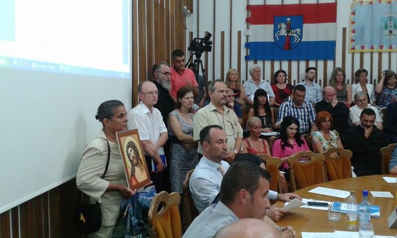 O credincioasă a afișat pe parcursul ședinței Consiliului Local o icoană