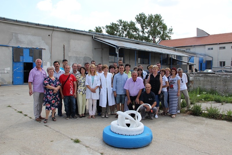 Marea familie Lebăda, în curtea Fabricii de la Valea Vinului