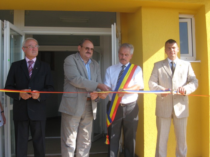 foto: adrianstef.ro Cât de încântate tăiau panglica oficialitățile în 2011