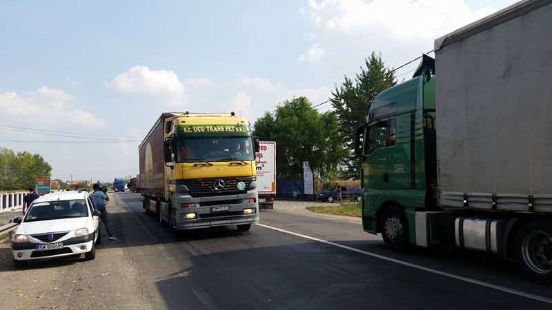 TIR-urile au BLOCAT efectiv drumul