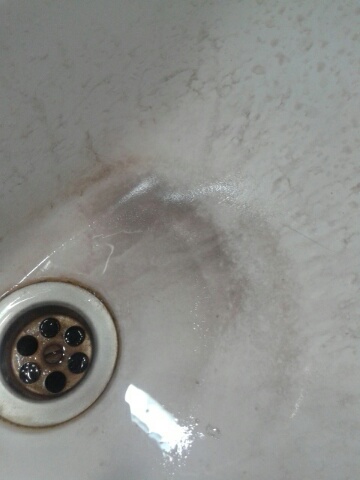 Asta a rămas după ce a curs apa ”potabilă”