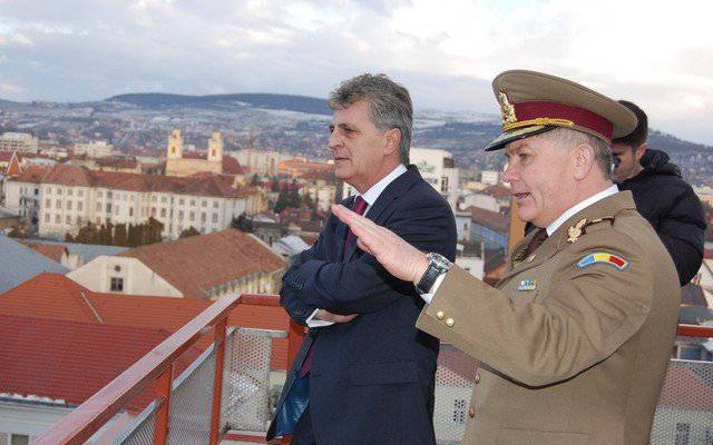 Col. Camilio Coste (foto dreapta), alături de fostul ministru al Apărării Naționale, Mircea Dușa (foto stânga)