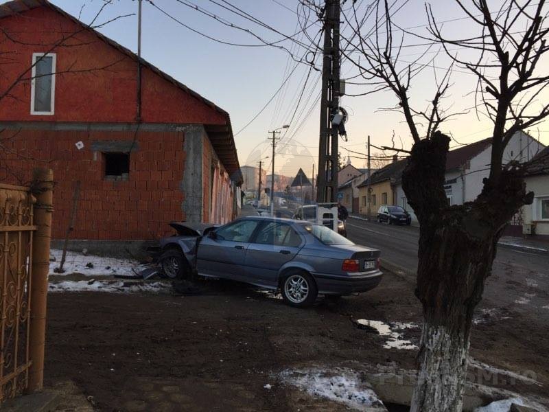 accident masina in casa (3)