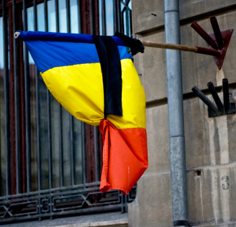 DOLIU în tot județul. TOATE instituțiile publice, OBLIGATE să coboare drapelul în bernă
