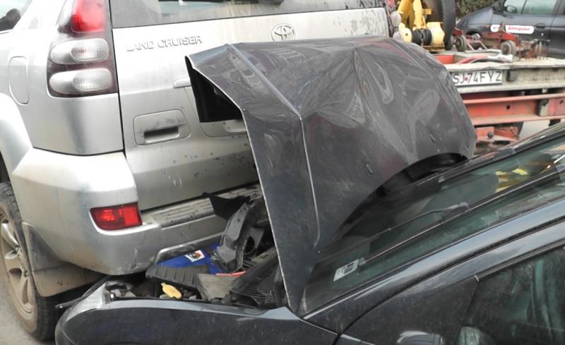 O TÂNĂRĂ a PROVOCAT un accident în lanț pe strada Botizului. O persoană a ajuns la spital