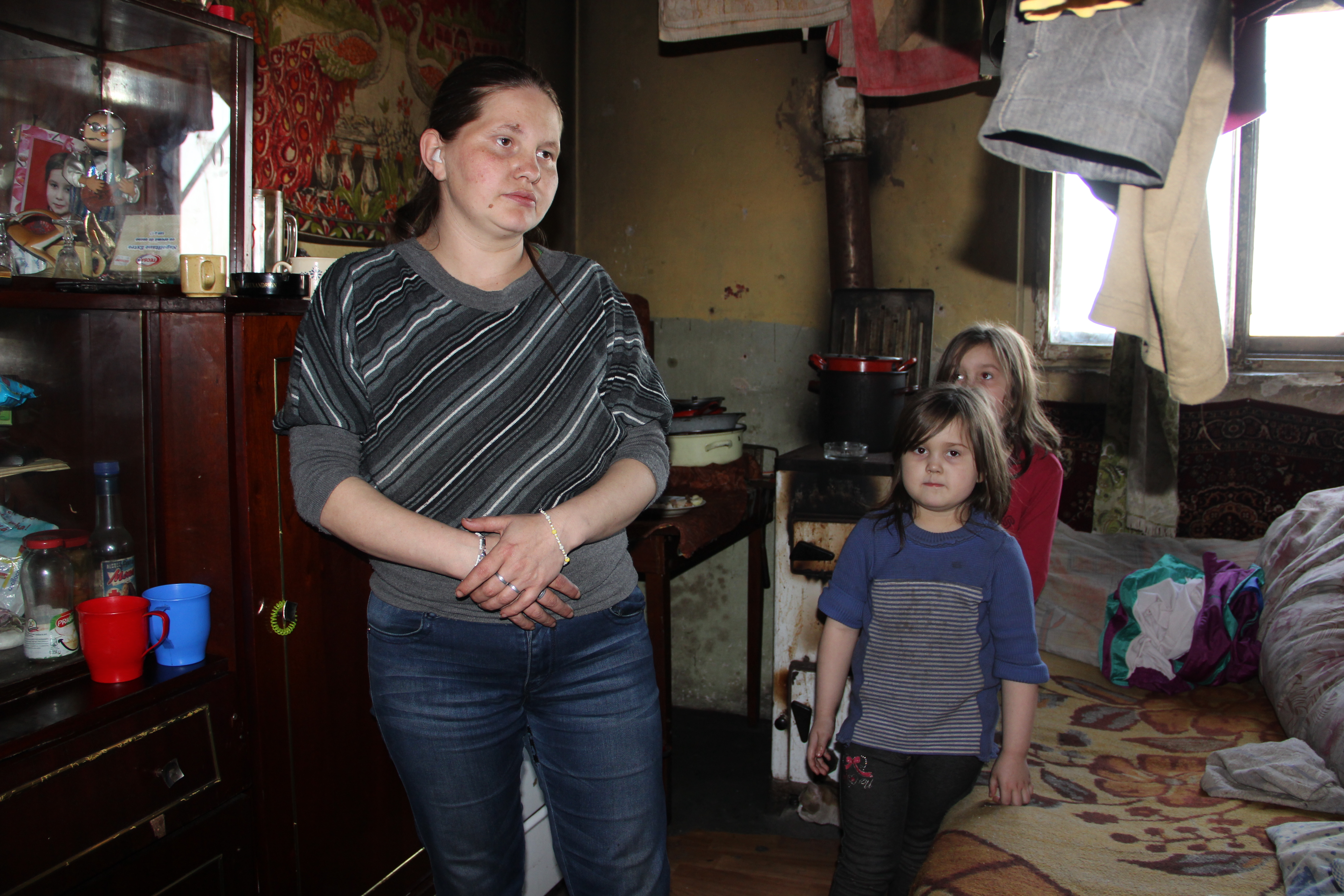 Sărăcie EXTREMĂ! O mamă, cu cinci copii, trăiesc în condiții INUMANE în Satu Mare (FOTO&VIDEO)