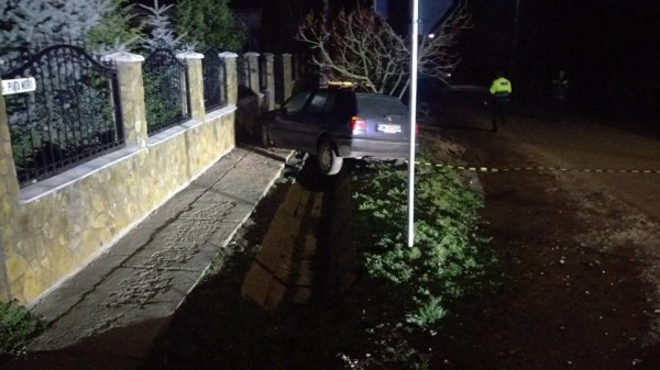 La un PAS să intre cu mașina în CĂMINUL CULTURAL! A LOVIT o altă mașină și a FUGIT