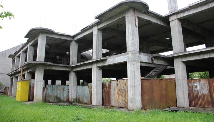 DILEMĂ. RUINA Prefecturii din centrul Sătmarului este în GRAFIC! Dar bani NU sunt (FOTO)