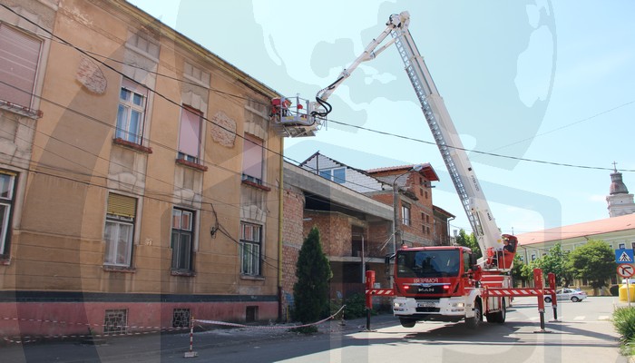 ACOPERIȘUL unei clădiri a CEDAT în CENTRUL Sătmarului. La un pas de DEZASTRU (VIDEO)