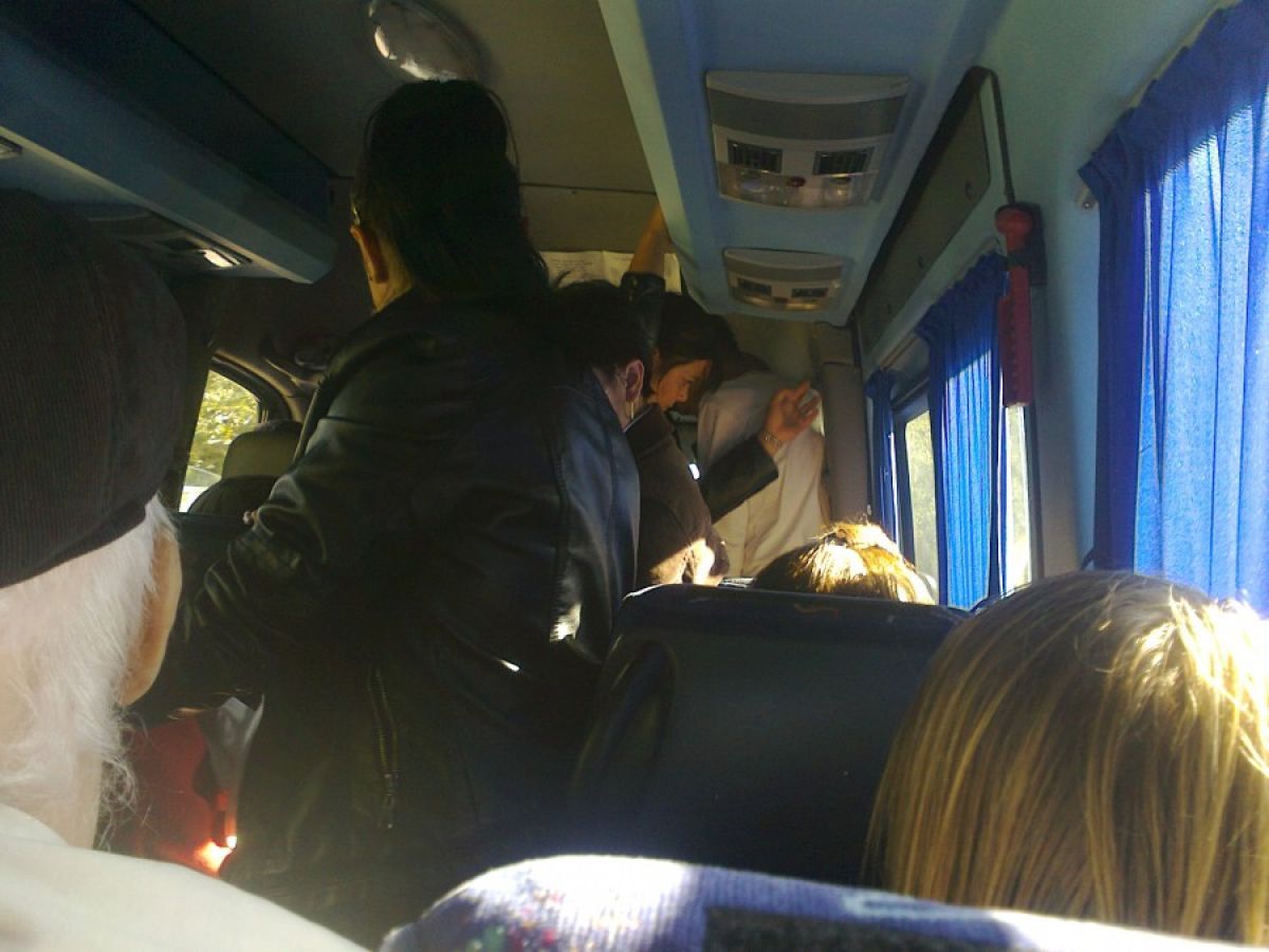 SURSE: Suspectă de COVID-19, pusă pe drumuri de autorități! În microbuz și pe stradă!