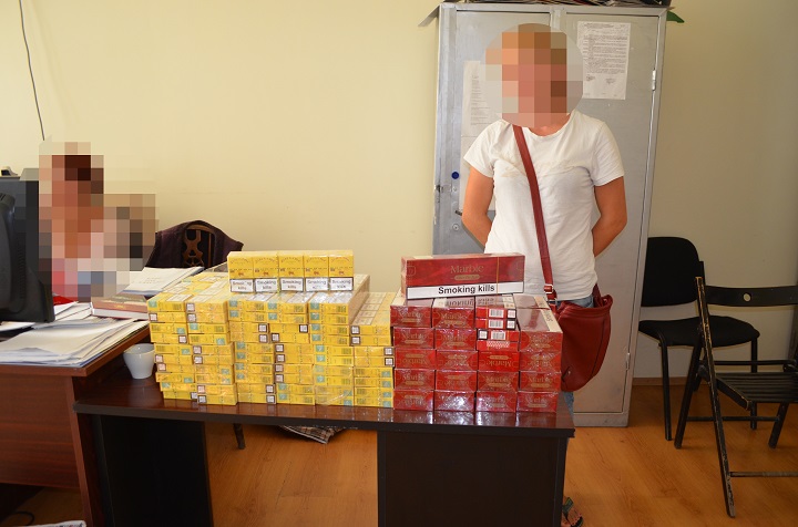 Cum se face contrabandă cu țigări la sate. Femeie, ”săltată” de polițiștii sătmăreni