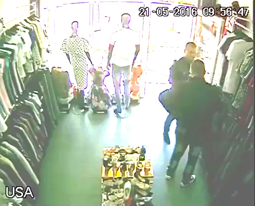 FLAGRANT. Polițiștii au PRINS hoții care au FURAT din magazinele din Satu Mare (VIDEO)