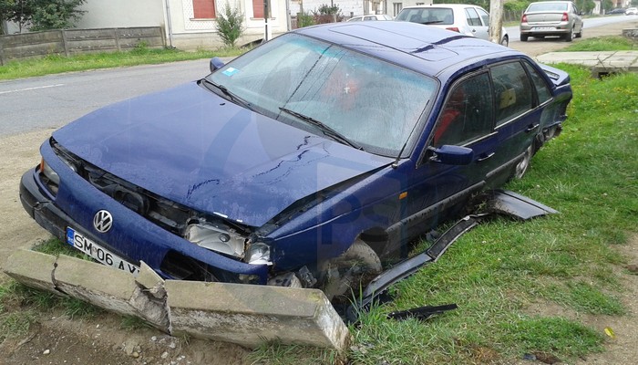 ACCIDENT rutier în AMBUD. Un șofer a LOVIT o altă mașină și a intrat într-un CAP de POD