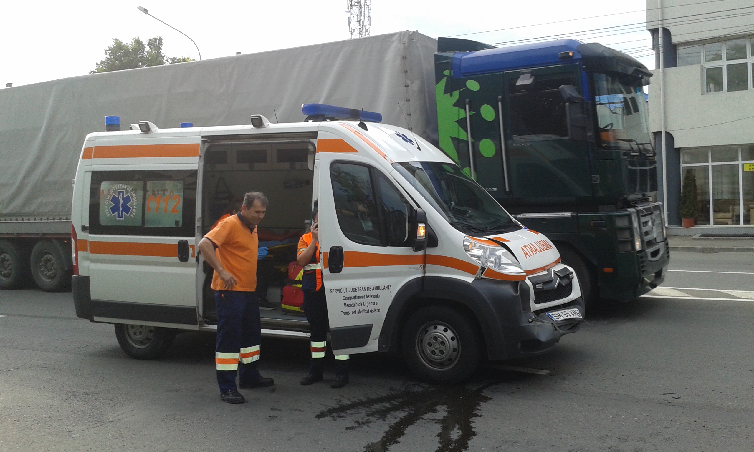 Ambulanță în MISIUNE implicată într-un ACCIDENT în Satu Mare! (FOTOGALERIE)