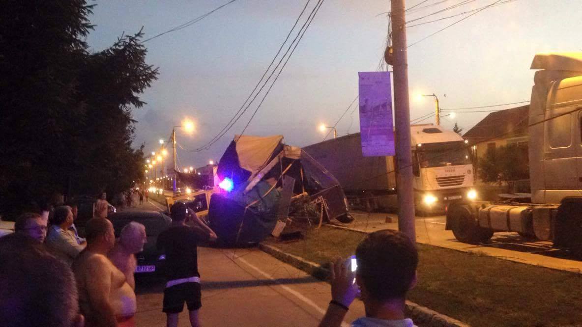 La un pas de TRAGEDIE! Un CAMION s-a DEZMEMBRAT în mers în Satu Mare (FOTOGALERIE)