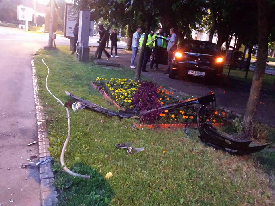 ACCIDENT în plin CENTRUL Sătmarului. Un șofer a DISTRUS o mașină și o terasă (FOTOGALERIE)