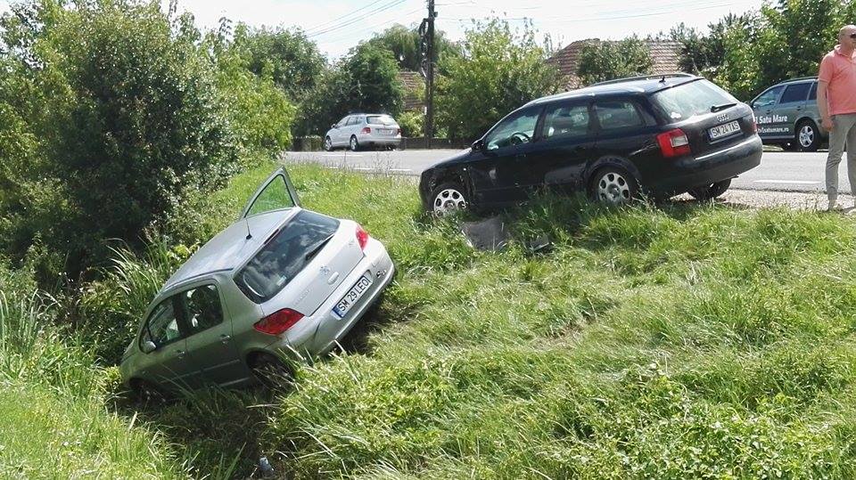 ACCIDENT pe Bulevardul Lucian Blaga din Satu Mare. O maşină a ajuns în ŞANŢ (FOTOGALERIE)