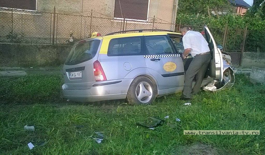 FEMEIE rănită GRAV într-un accident în Păulești. Taximetru lovit de o DUBĂ