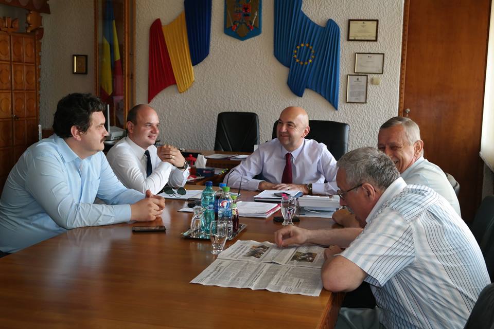 GAFĂ de zile MARI! Conducerile Consiliului Județean și a Prefecturii s-au POZAT făcând NIMIC