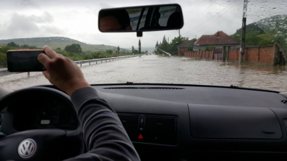 Drumul Satu Mare - Cluj a fost INUNDAT. Probleme în Sălaj (FOTO&VIDEO)
