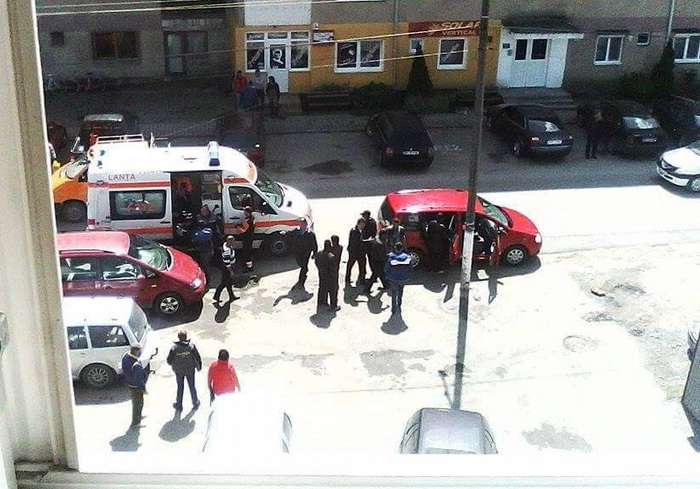 Minora înjunghiată de mama sa a fost în stare critică. Salvată de la moarte