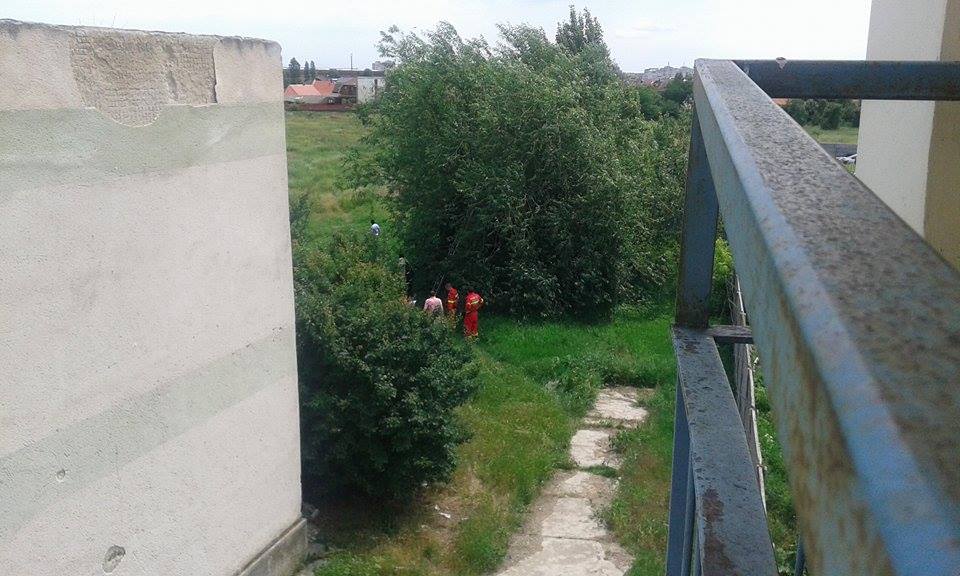 Un bărbat s-a SPÂNZURAT în zona blocurilor ANL din Satu Mare. Soția, în stare de șoc