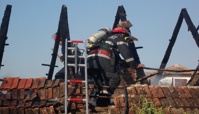Sezonul INCENDIILOR. Mai multe imobile cuprinse de FLĂCĂRI în județul Satu Mare