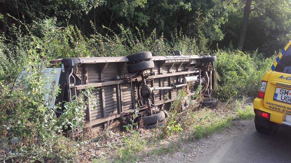 Un MICROBUZ s-a RĂSTURNAT în șanț lângă Satu Mare. Mai MULTE persoane au fost în mașină