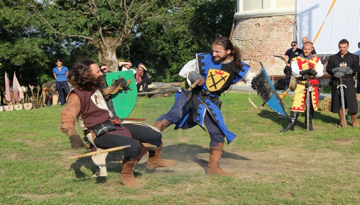 RĂZBOI medieval spectaculos la Ardud! ZECI de CAVALERI s-au duelat (FOTOGALERIE)