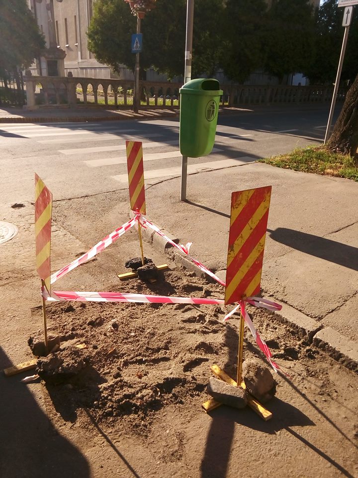 CRATER acoperit doar la INSISTENȚELE mass media. Groapa care putea RĂNI oameni (FOTO)