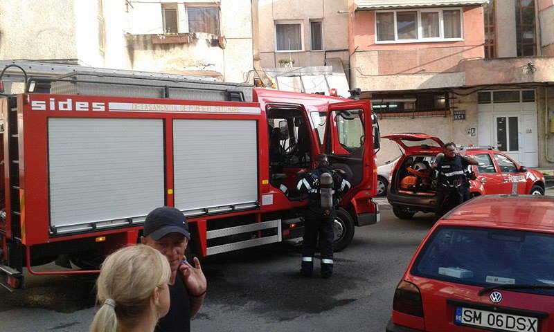 INCENDIU la un bloc din Micro 16! O FEMEIE a fost dusă la URGENȚE (FOTO&VIDEO)