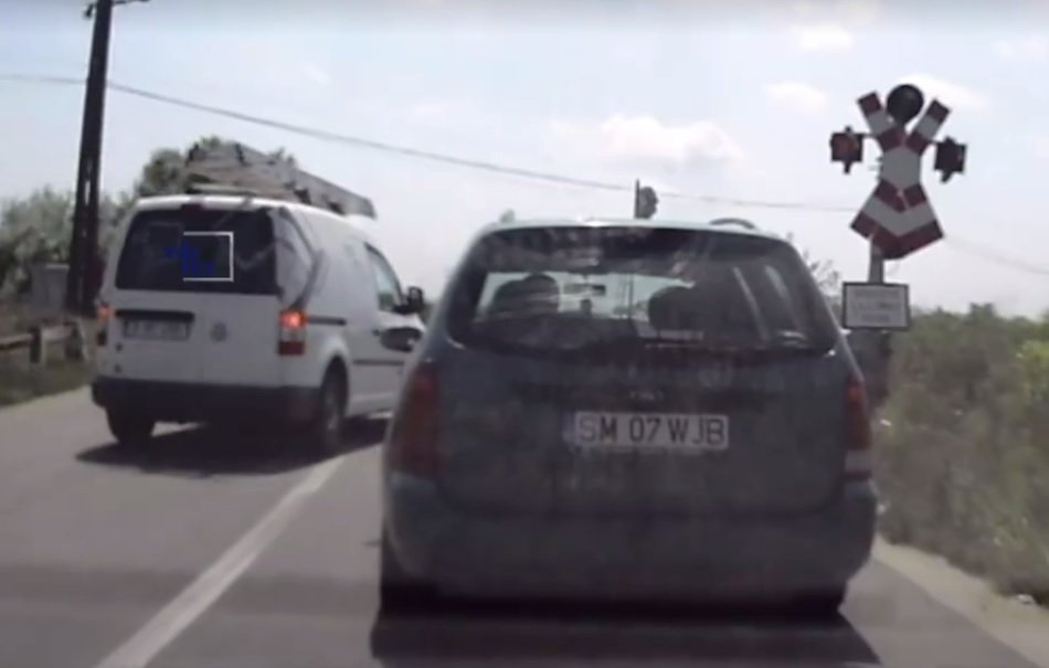 Inconștiență TOTALĂ! Un SĂTMĂREAN a trecut cu mașina la câteva SECUNDE de un TREN (VIDEO)