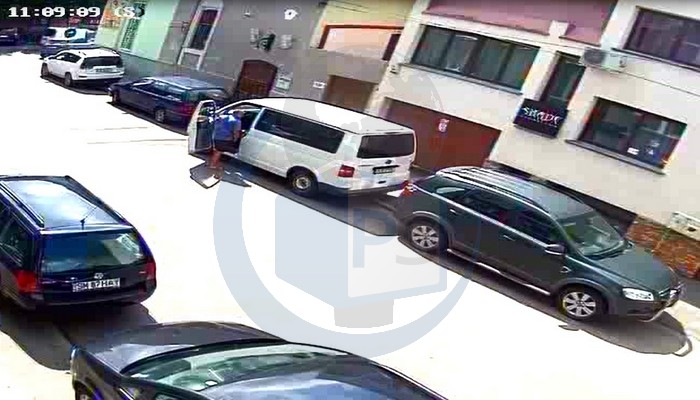 Complicii stau în drum gata să intervină dacă infractorul este surprins de păgubit