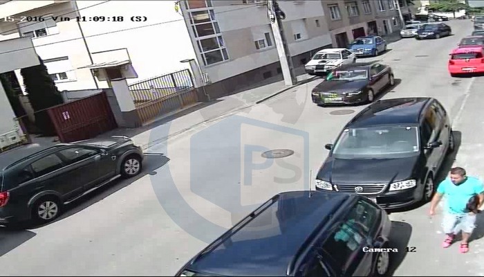 Individul (cu tricou verde) a reușit să sustragă mapa cu banii 