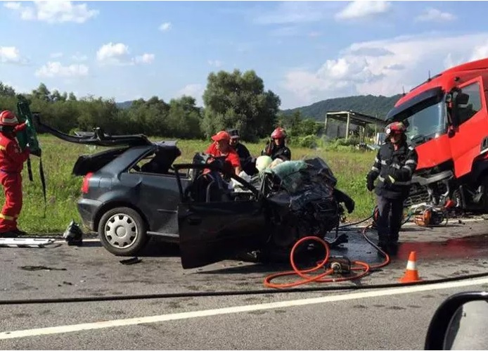 Un sătmărean s-a IZBIT cu mașina FRONTAL de un TIR. A MURIT pe loc (FOTO&VIDEO)