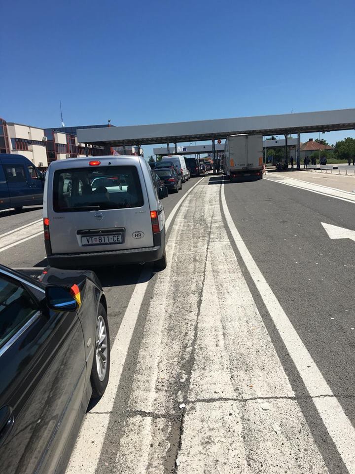 SĂTMĂRENII plecaţi la muncă în Occident REVIN în ţară. AGLOMERAŢIE în VĂMI (FOTO)