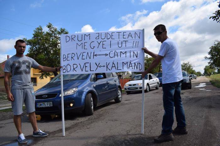 REVOLTĂ! PROTEST împotriva stării CATASTROFALE a drumurilor județene (FOTO)