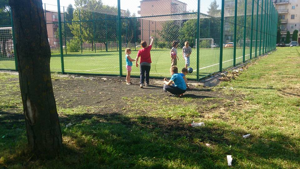 REVOLTĂTOR! Terenuri de sport CONSTRUITE și ținute ÎNCHISE! CUM sunt nevoiți COPIII să INTRE