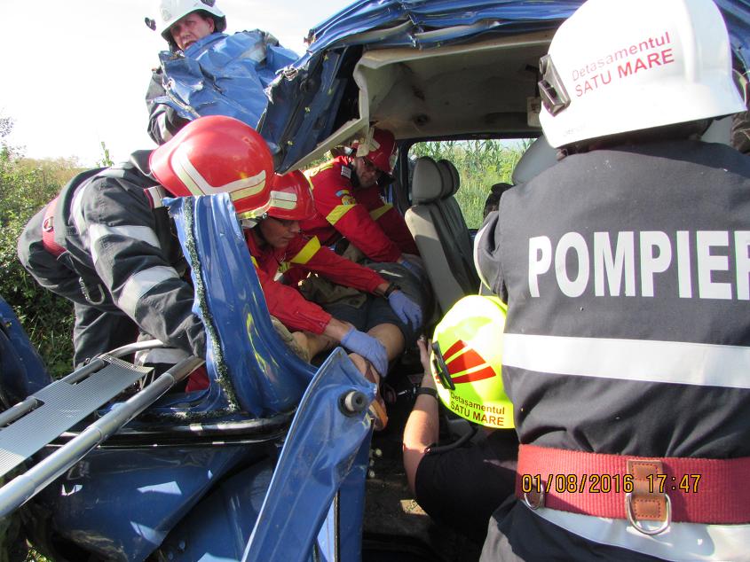 Accident rutier GROAZNIC în județ! Un MORT și ȘASE persoane GRAV rănite! (FOTOGALERIE)