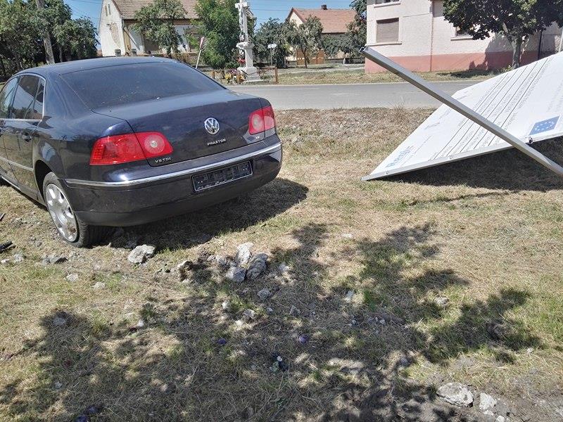 Un şofer a doborât un stâlp şi a abandonat maşina în judeţ! A luat numerele de înmatriculare! (FOTOGALERIE)