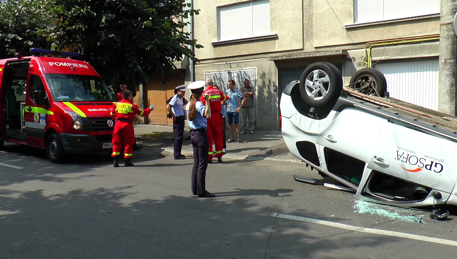 ACCIDENT în CENTRUL Sătmarului! O mașină s-a dat peste CAP cu PATRU pasageri la bord (FOTOGALERIE)