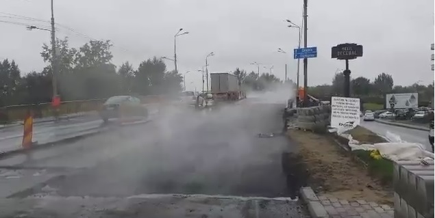 Asfaltare pe PLOAIE pe Podul Decebal! Lucrări urgentate în ORICE CONDIŢII (FOTO&VIDEO)
