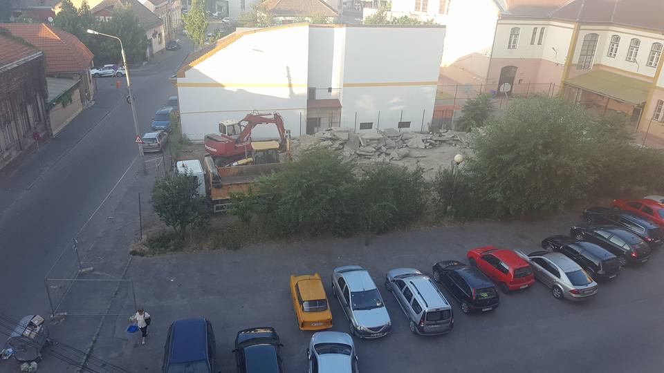 Un BLOC cu 5 etaje ”ÎNGHITE” o școală din centrul Sătmarului! Primarul Kereskenyi, luat la rost!