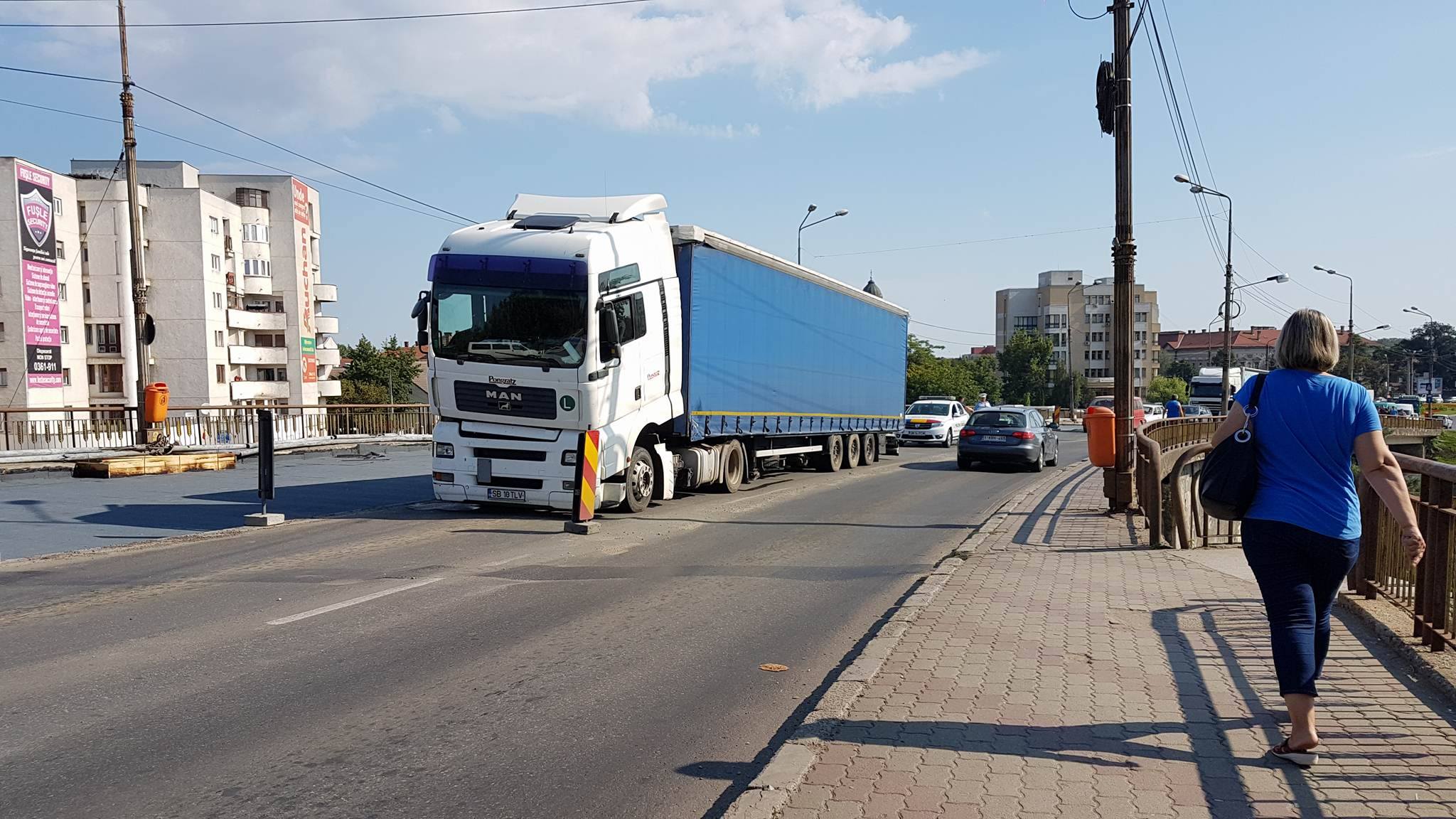 Podul Decebal a fost BLOCAT parțial! Un TIR s-a stricat pe pod! Poliția Locală, neputincioasă!