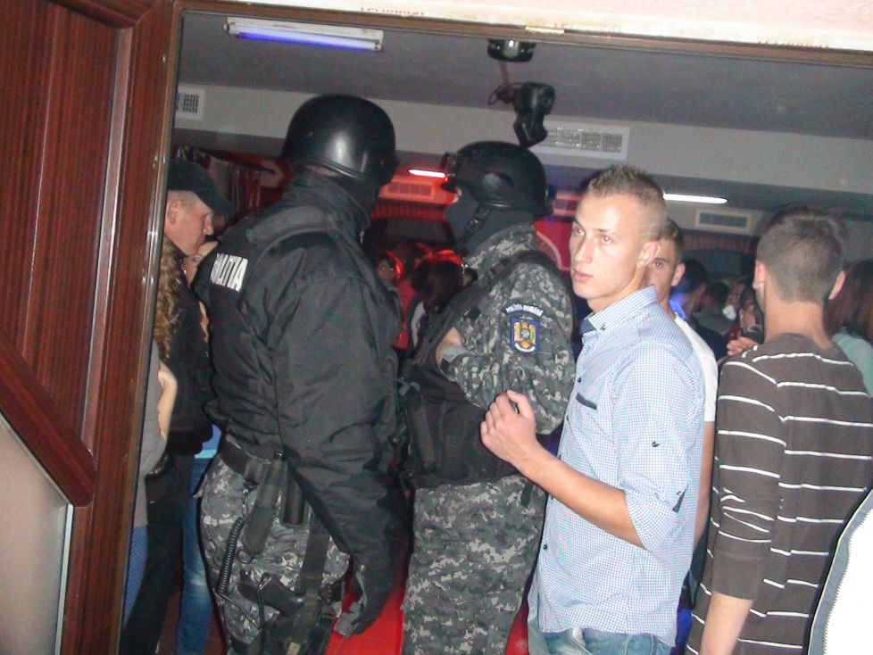 DJ mutilat, bătăi crunte și intervenții ale mascaților în mai multe cluburi din Satu Mare