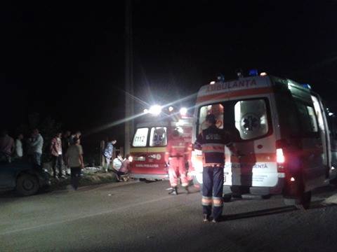 INCREDIBIL! Un TÂNĂR a intrat cu maşina într-un GRUP de oameni! PATRU persoane GRAV rănite (FOTOGALERIE)
