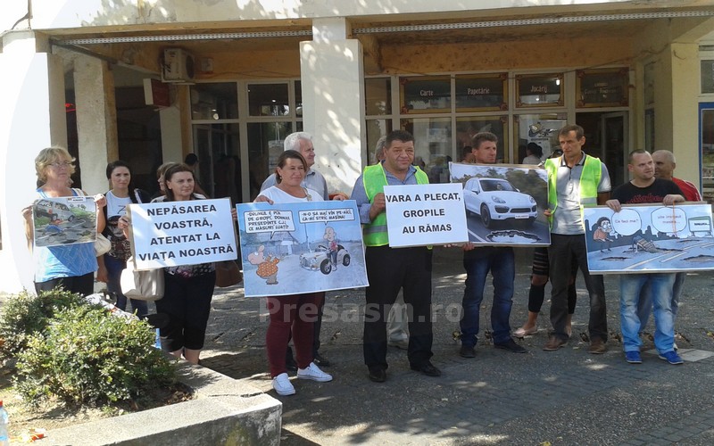 PRIMUL protest față de starea DRUMURILOR la Prefectură! SUTE de persoane în centrul Sătmarului