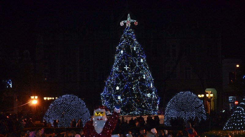 MIERCURI se pornește iluminatul de sărbători în Satu Mare. O LUNĂ de concerte