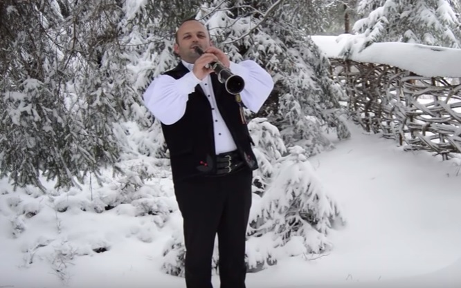 Taragotistul de aur al Sătmarului, Ionel Sabo, și-a lansat un videoclip cu COLINDE (VIDEO)