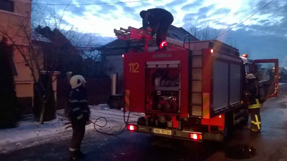 Incendiu la o casă din municipiul Satu Mare (FOTOGALERIE)